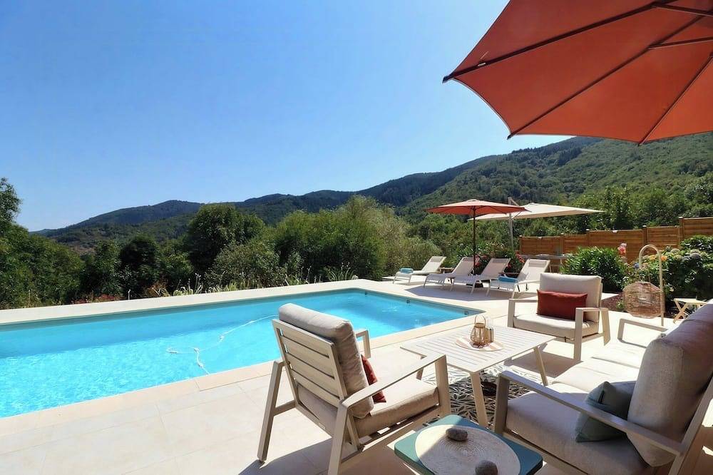 Maison en pierre avec piscine chauffée en Ardèche in Jaujac, Parc naturel régional des Monts d'Ardèche