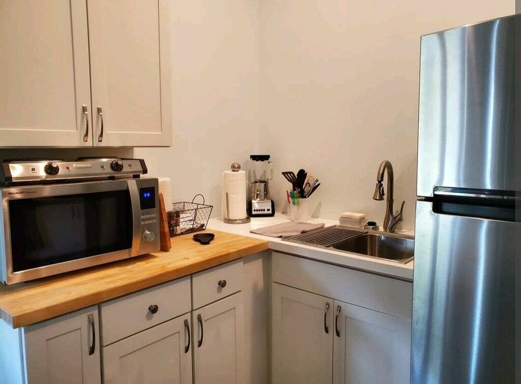 Ganze Wohnung, Studio - direct 2 min beach walk with public access end of street. in Yaupon Beach, Oak Island (NC)