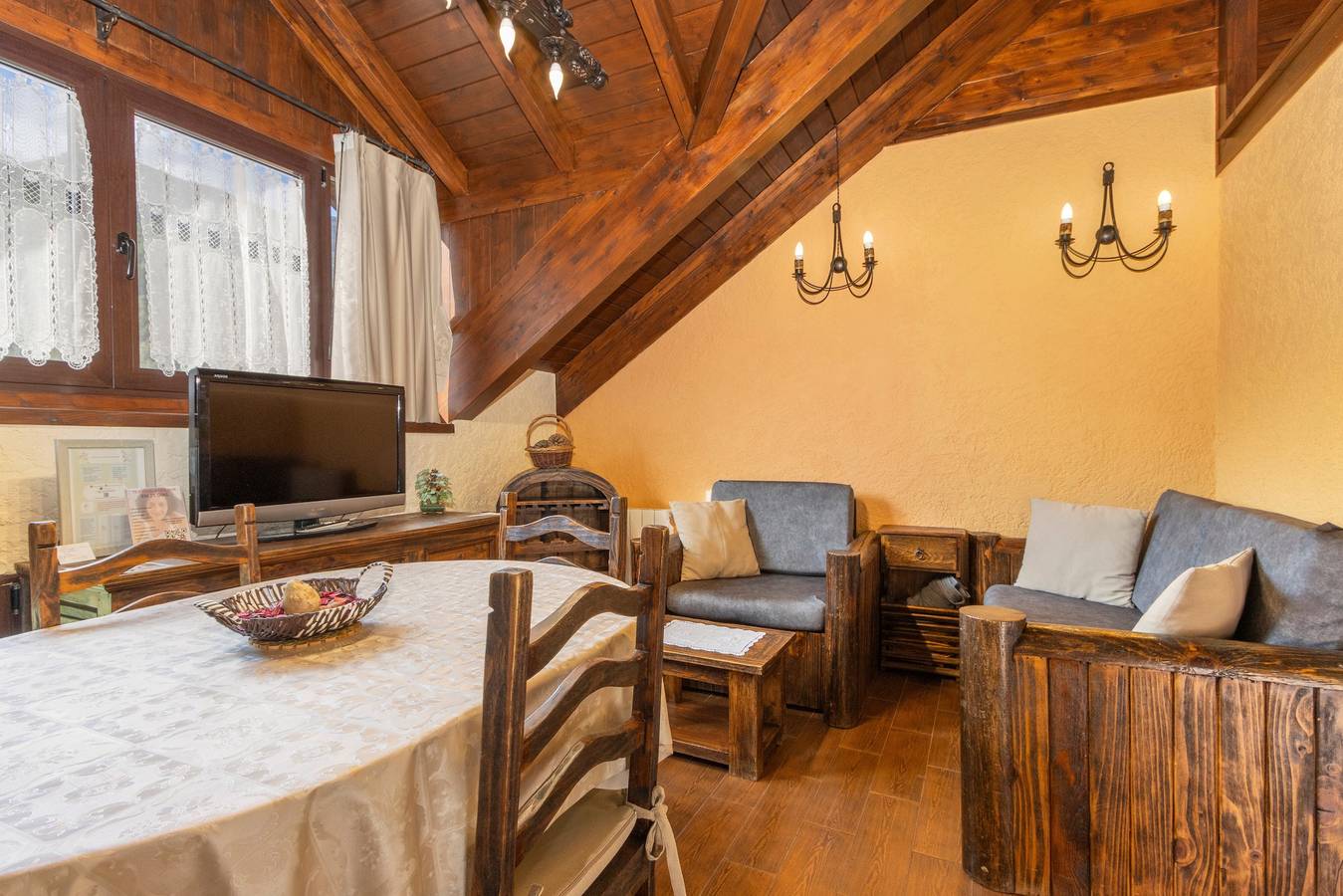 Apartamento 'Cambolino' con vistas a la montaña, terraza privada y Wi-Fi in Fiscal, Pirineo Aragonés