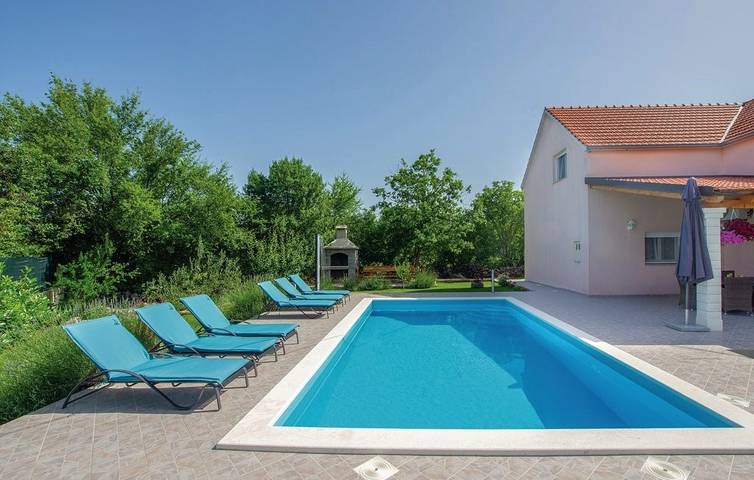 Ferienhaus für 8 Personen, mit Pool und Garten