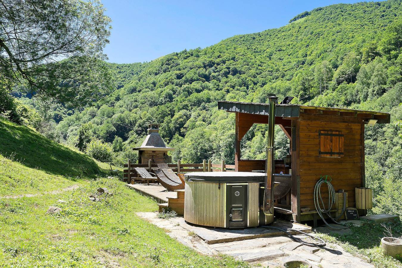 Maison de vacances « Les Trois Maisons - Gîte Jaune » avec vue montagne, piscine partagée et Wi-Fi in Osse-en-Aspe, Béarn