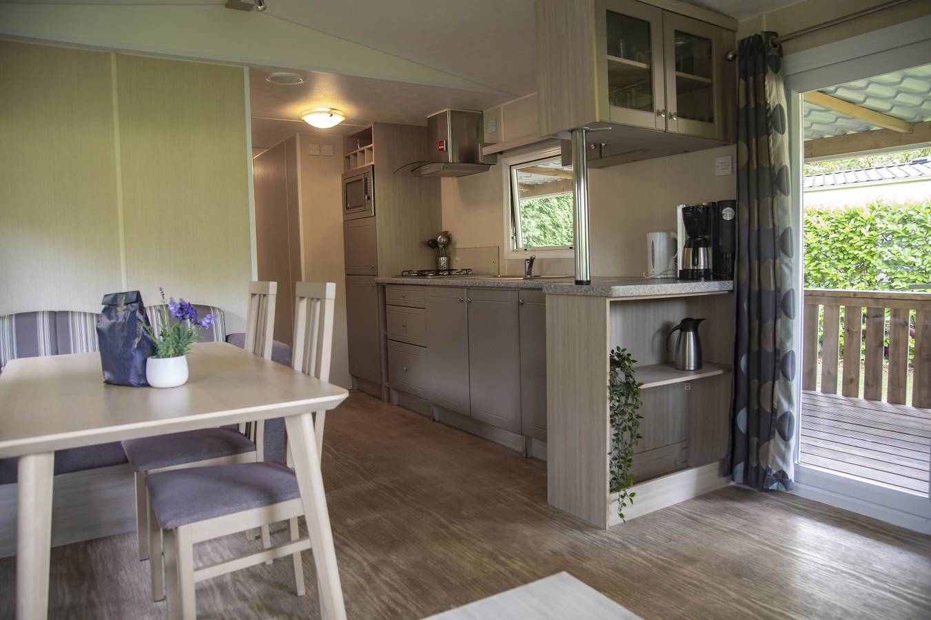 Schönes 6-Personen-Chalet mit Veranda auf dem Campingplatz in Wateren, Drenthe in Wateren, Regio Zwolle