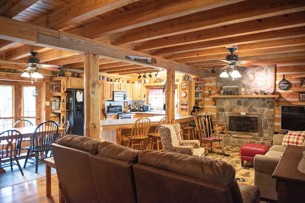 Log Lodge mit Blick auf den See und die Berge in Page County