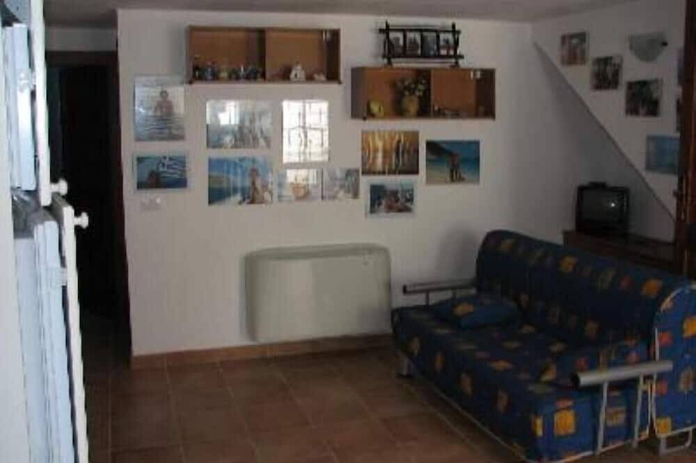 Entire apartment, San Felice Circeo: Charming semi-subsoil apartment in Villa on the sea with direct access to the beach in Torre Olevola, Agro Pontino