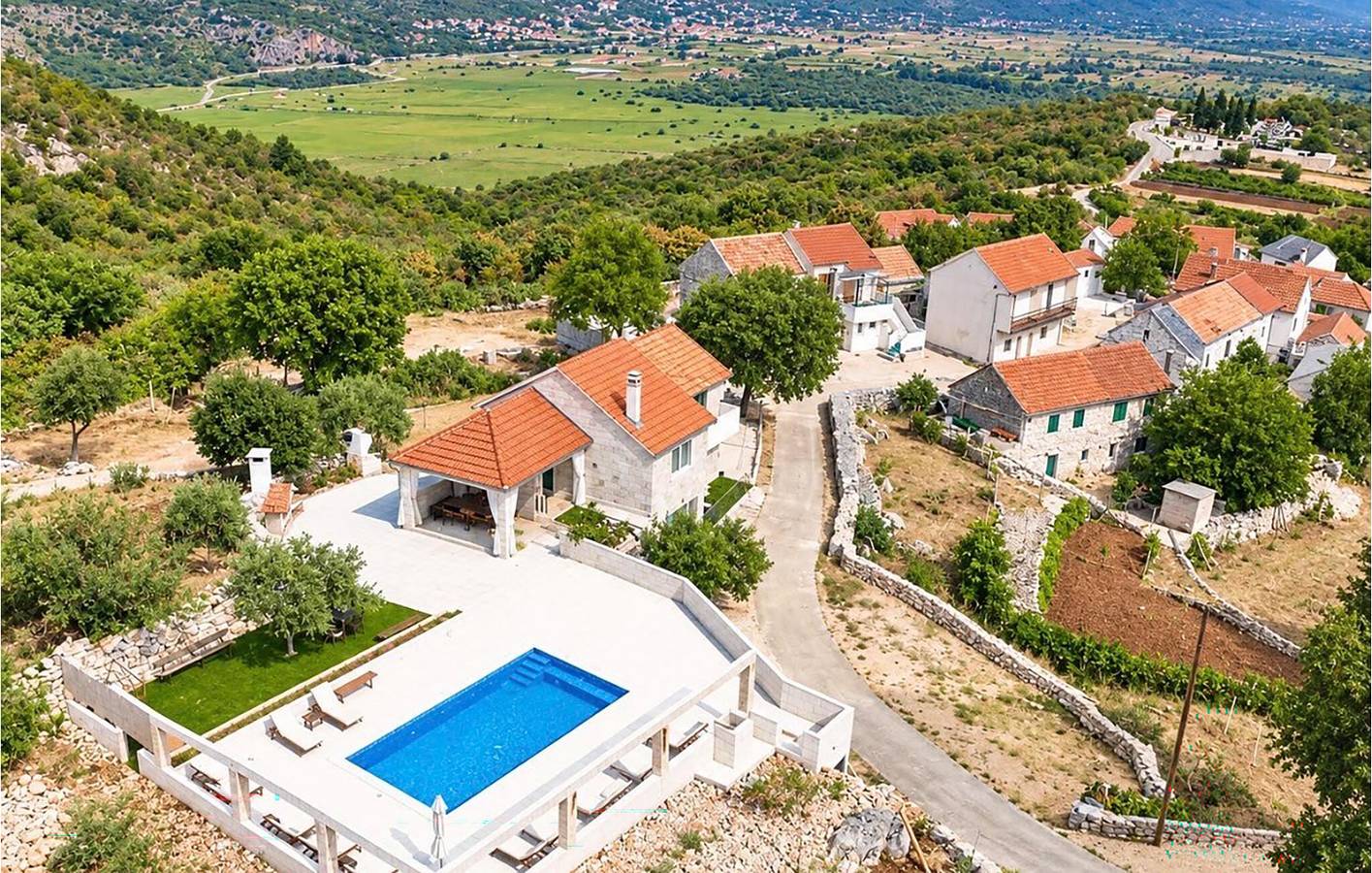 Modernes Apartment mit Terrasse in der Nähe von Fluss und See in Makarska Riviera