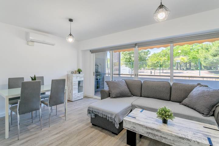 Entire apartment, 'Boliche' Apartment with Shared Pool, Wi-Fi, and Air Conditioning in El Barrio, San Juan Playa