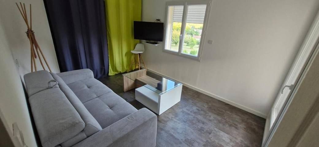 Gîte pour 3 personnes, avec piscine et terrasse ainsi que jardin et vue, animaux acceptés à Aubres - 4