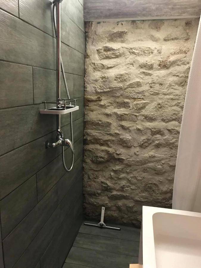 Location de vacances pour 2 personnes, avec jardin ainsi que vue et piscine à Clugnat - 4