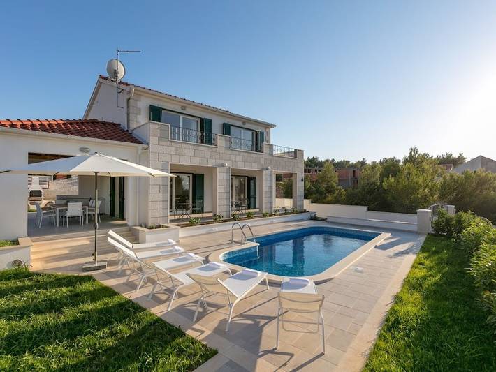 Villa for 8 people, with Balcony and Terrace as well as Pool in Brac