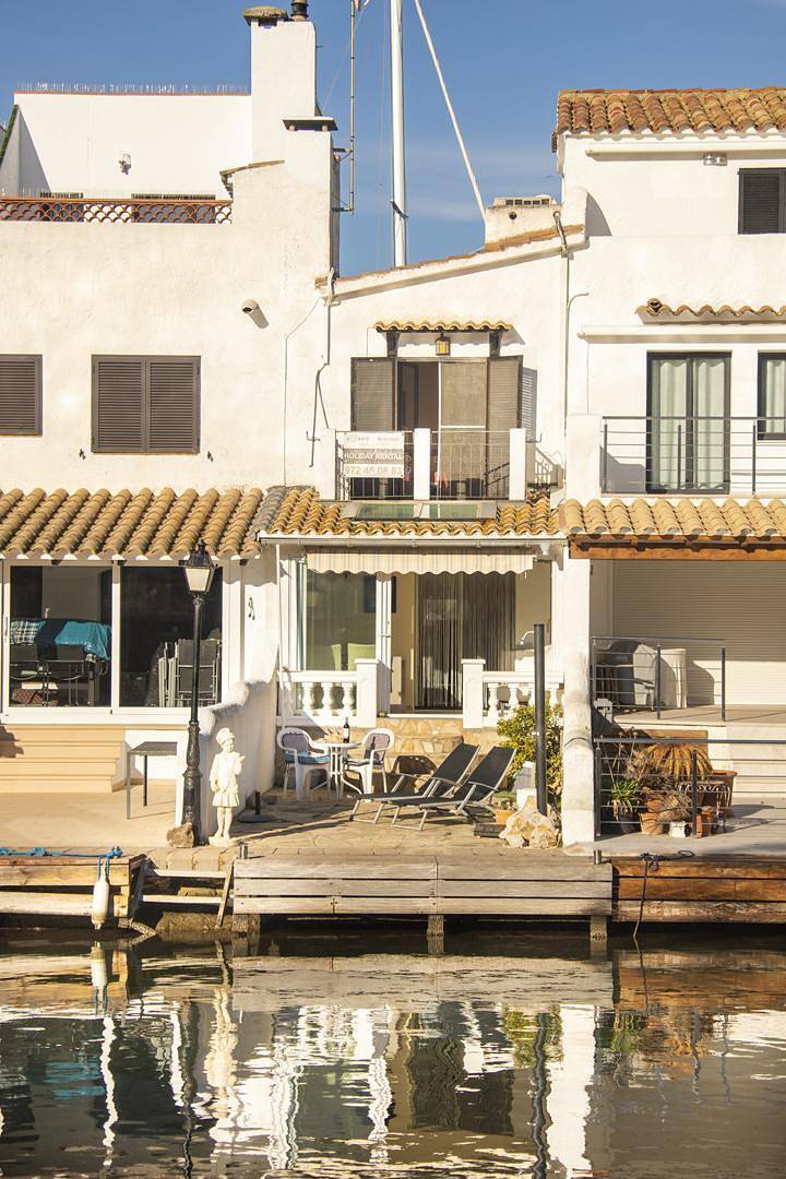 Charmvolles Fischerhaus mit 4 m Liegeplatz und Balkon auf der Isla Cartago in Empuriabrava, Oberampurien