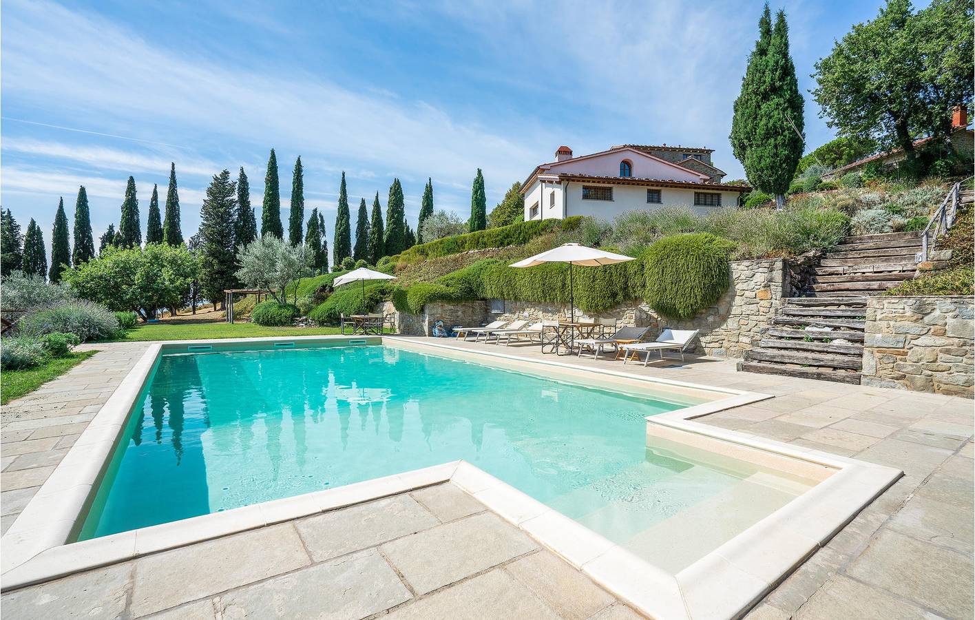 Schickes 110 qm Apartment mit Parkplatz, Pool & Garten in Valdarno