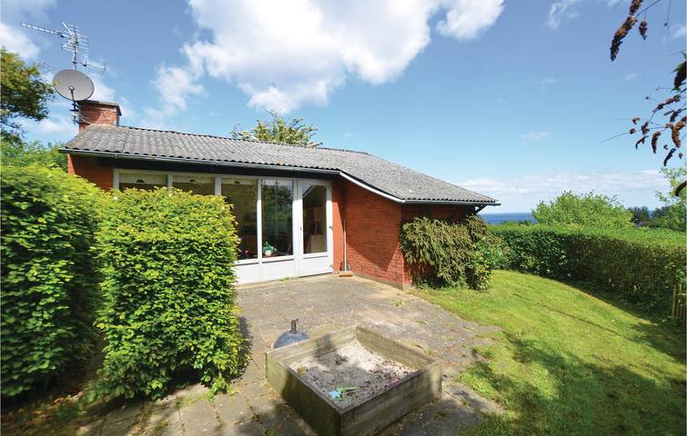 Feriehus for 4 personer, med terrasse og jacuzzi i tillegg til hage i Als