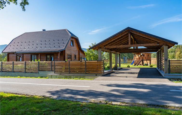 Geräumige 150 m² große Wohnung mit Terrasse, Grill, WLAN und Parkplatz in Gospitsch, Lika-Senj