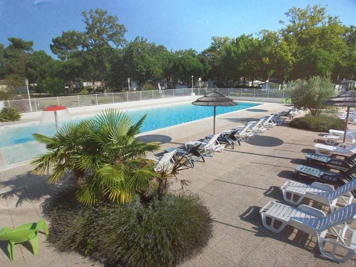 Camping pour 8 personnes, avec Terrasse et Jardin ainsi que Bassin pour enfant et Piscine