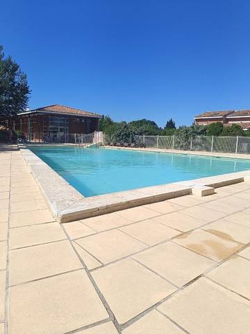 Gîte pour 7 personnes, avec vue sur le lac et piscine ainsi que jardin et vue à Saint-Saturnin-lès-Avignon