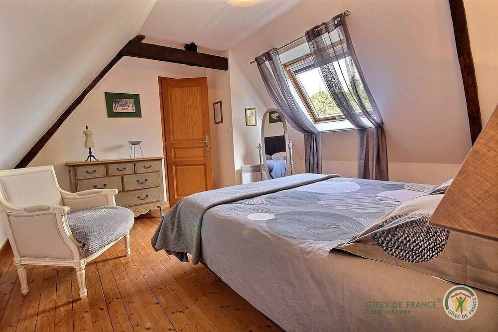 Gîte à la campagne avec piscine  et spa ,idéal pour des vacances en famille! in Saint-Igeaux, Région de Guingamp