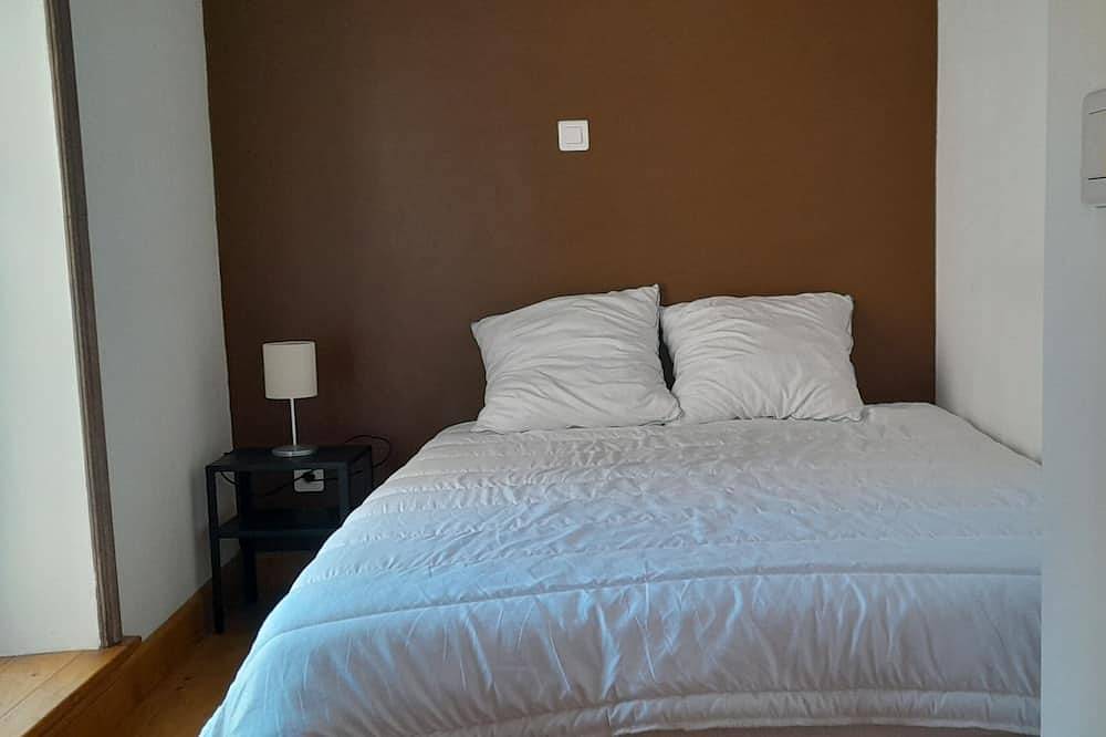 Appartement entier, F2 à 300 mètre de la plage, tous commerces à proximité. in Bernières-sur-Mer, Région de Caen