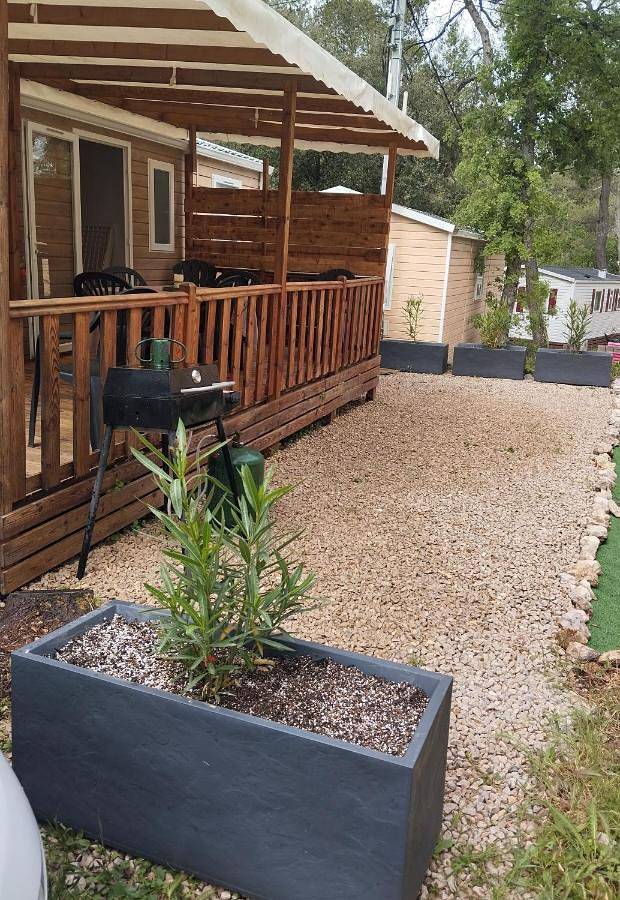 Location de vacances pour 6 personnes, avec jardin ainsi que jacuzzi et piscine à Nans-les-Pins - 2