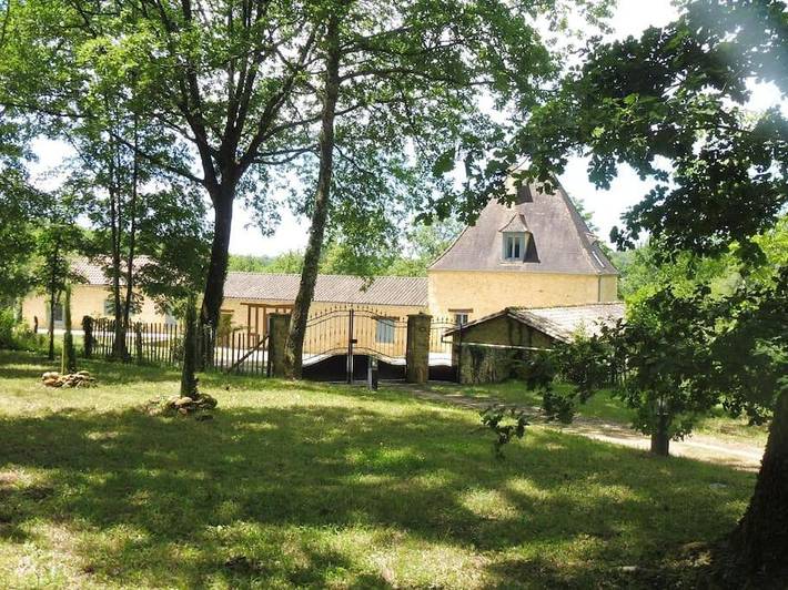 Location de vacances pour 8 personnes, avec terrasse et vue ainsi que jardin et piscine à Sainte-Alvère - 4