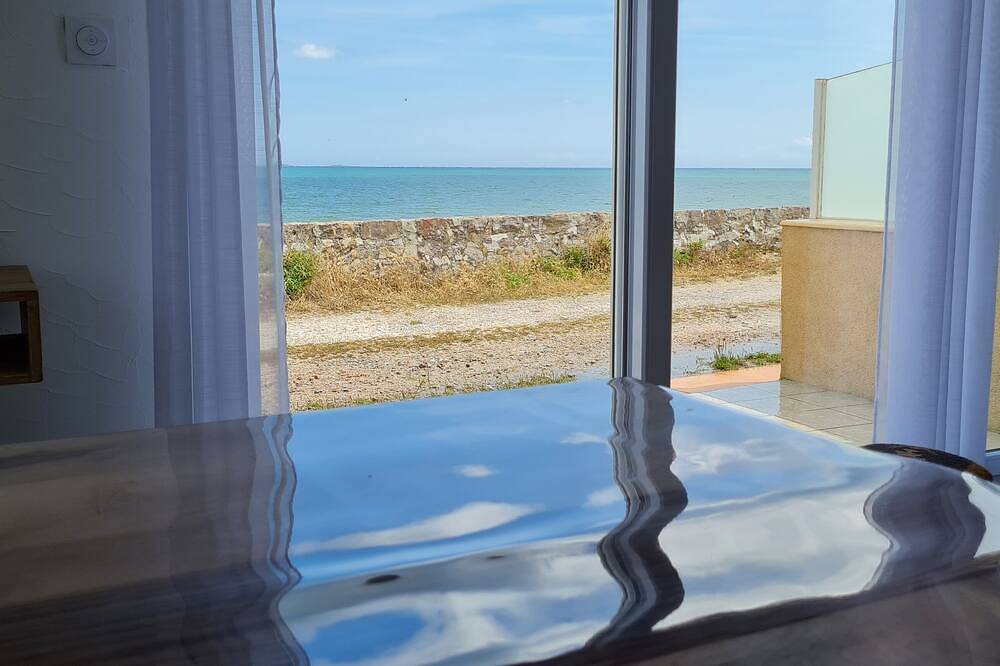 Gite la mer ,les pieds dans l'eau pour 4 personnes in Saint-Marcouf, Région de Cherbourg