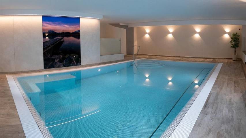 Ferienwohnung für 3 Personen, mit Balkon und Terrasse sowie Garten und Pool in Roßhaupten