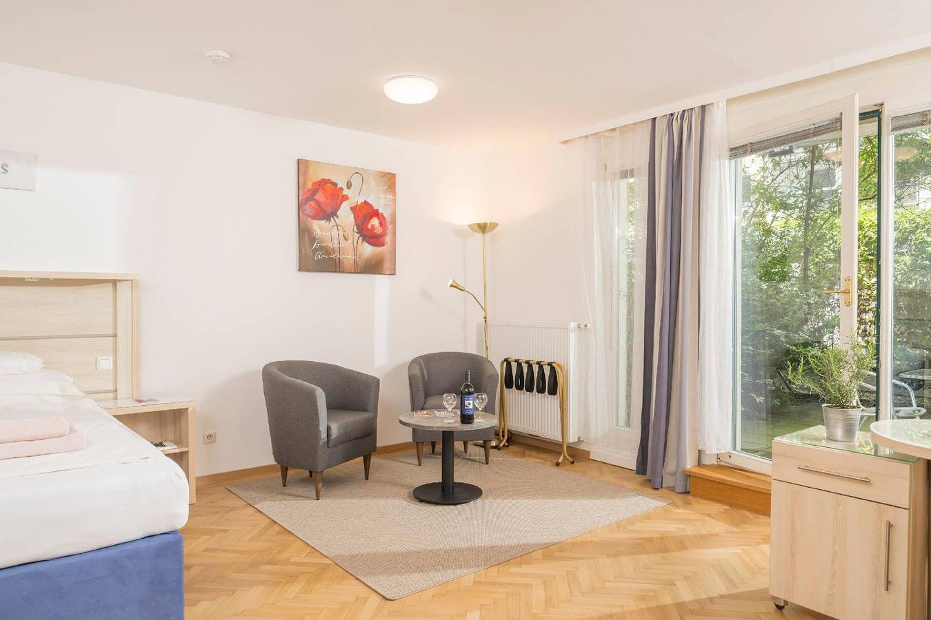 Ganze Ferienwohnung, Appartment mit kleinem Garten und Terrasse in Hernals, Wien