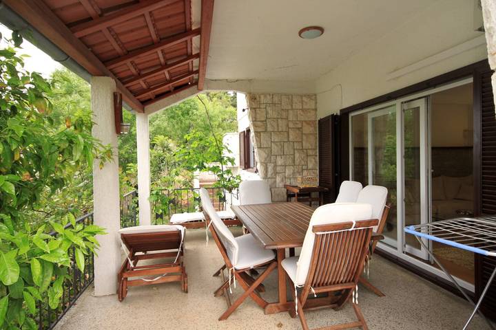 Apartament wakacyjny dla 5 osób, z basen i balkon/ taras w Stari Grad