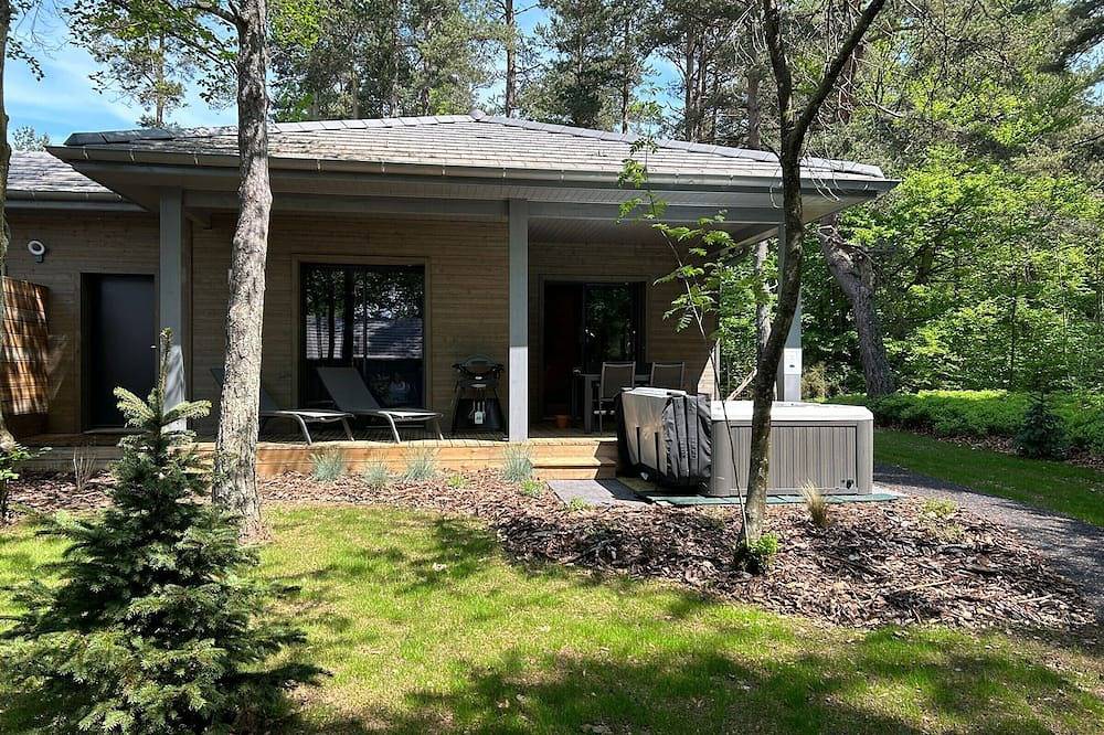 Lodge avec bain à remous privatif, proche du golf et piscine réservée - Confort et activités garanties in Le Chambon-sur-Lignon, Massif central