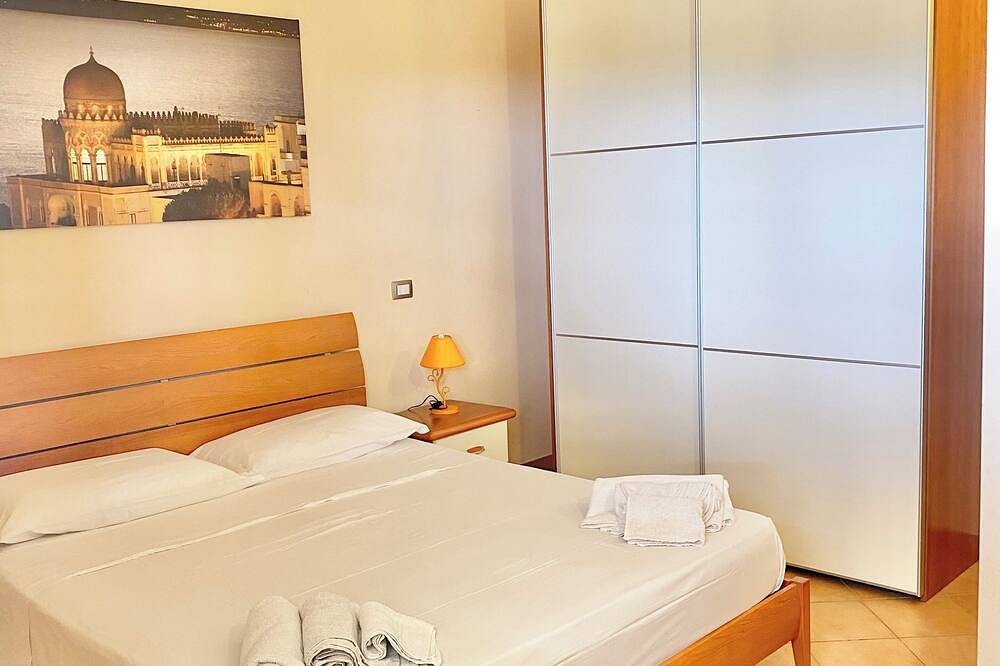 Entire apartment, Vistamare Piano Terra Wi.Fi. Fre, Otranto a 10km in Santa Cesarea Terme, Lecce Province