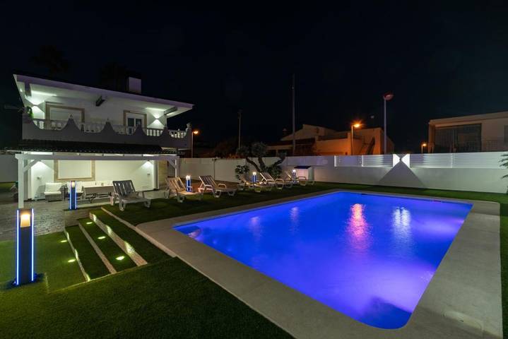 Ferienhaus für 8 Personen, mit Balkon und Terrasse sowie Garten und Pool in Burriana