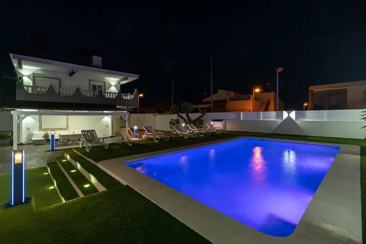 Villa für 8 Personen, mit Ausblick und Garten sowie Pool - 1