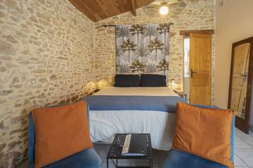 Gîte pour 2 personnes, avec piscine ainsi que jardin et terrasse à Cezais