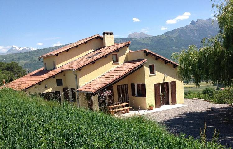 Gîte pour 12 personnes, avec jardin et sauna ainsi que terrasse et piscine, animaux acceptés