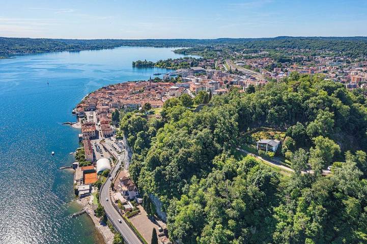 Villa per 9 persone, con Balcone e Terrazza nonché Giardino e Panorama a Comune di Arona