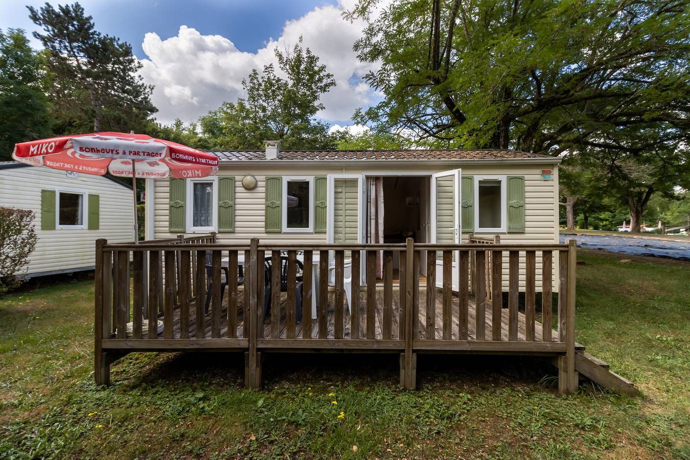 Mobil Home 'La Truffière' con piscina compartida, terraza privada y jardín privado in Saint-Pompont, Périgord Noir