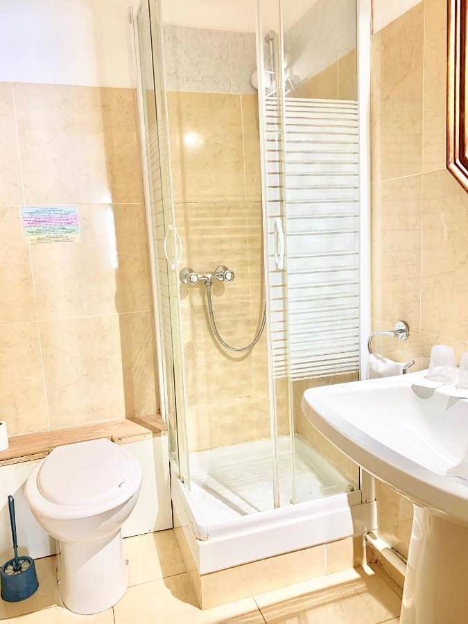 Basic Single Room with Shared Shower and Shared Toilet in Le Boulou, Région de Céret