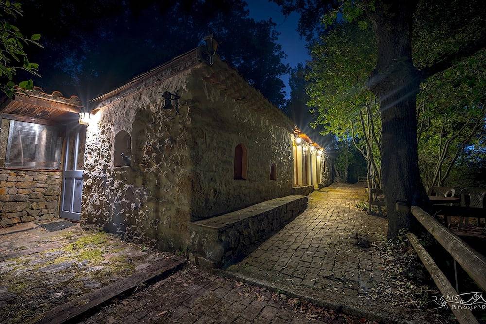 Apartamento entero, Unusual Atypique for nature lovers in a peaceful setting in the heart of Barjols in Barjols, Región Brignoles