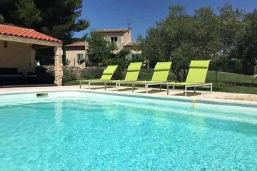 Location de vacances pour 6 personnes, avec terrasse ainsi que jardin et jacuzzi à Velaux