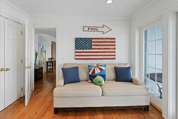 Vacation Home for 10 Guests in Noyack, North Fork, Picture 2