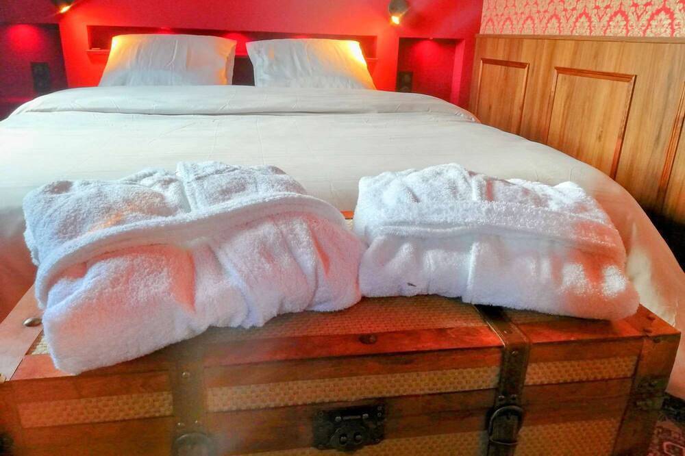 Entire apartment, Love Room Alsace La Courtisane in Niederbronn-les-Bains, Nordelsass