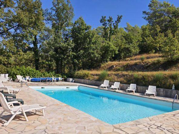 Gîte pour 2 personnes, avec piscine ainsi que vue et jardin à Montferrat