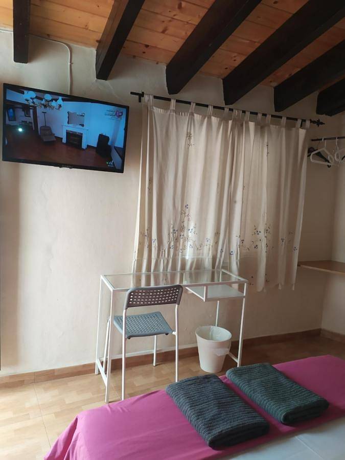 Basic Triple Room with Shared Bathroom in Casco Antiguo, Sevilla