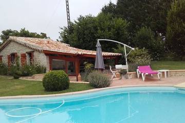 Gîte pour 2 personnes, avec jardin ainsi que terrasse et jacuzzi, animaux acceptés à Lauzerte