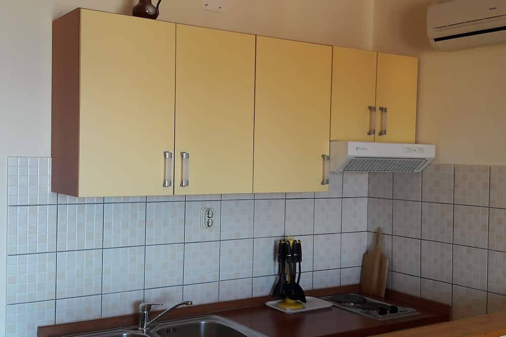 Entire apartment, Studio/apartment 1 with sea view in Jelsa, Hvar