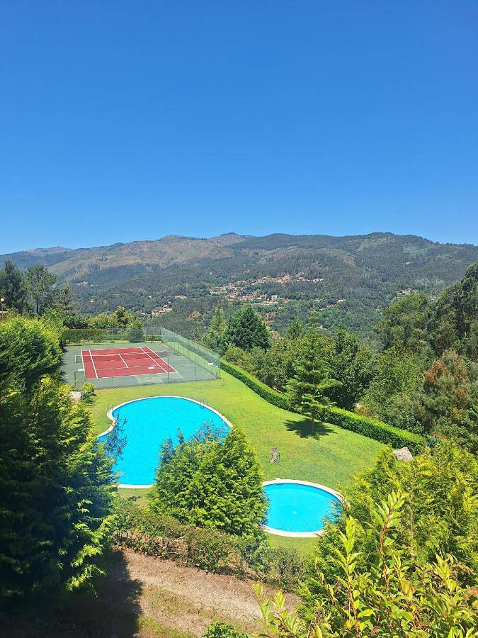 Parc de vacances pour 5 personnes, avec piscine et vue sur le lac ainsi que jardin et vue dans Caniçada