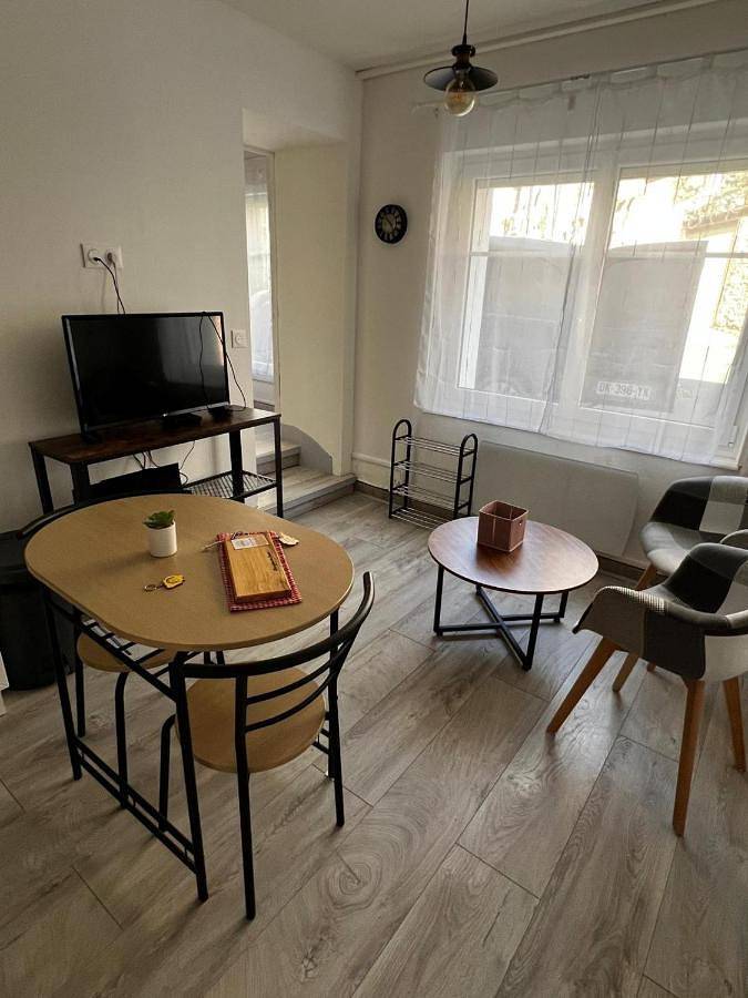 Appartement entier, One-Bedroom Apartment in Évaux-les-Bains, Région d'Aubussargues