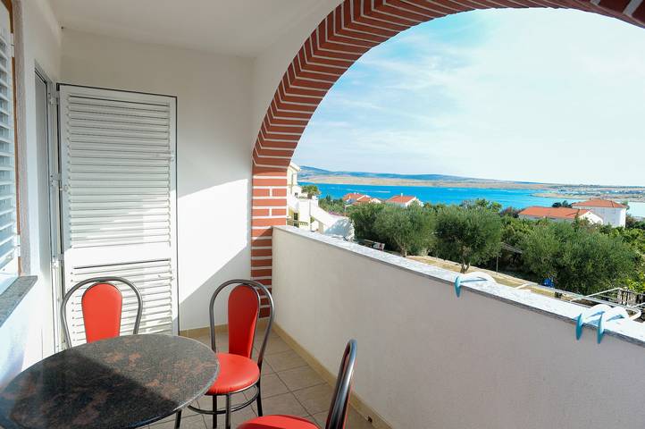 Ferienwohnung für 4 Personen, mit Pool und Balkon/Terrasse, mit Haustier auf Pag