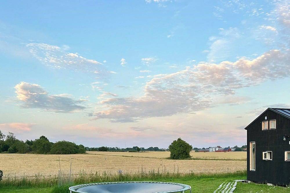 Kleines Haus zwischen Apfelbäumen in der Nähe des Vätternsees in Ödeshög, Vättern