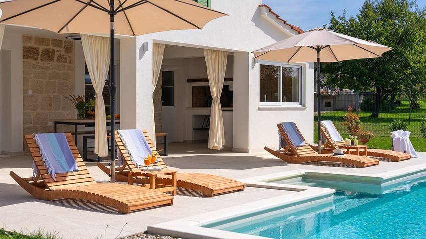 Villa pour 6 personnes, avec piscine ainsi que jardin et terrasse à Sinj