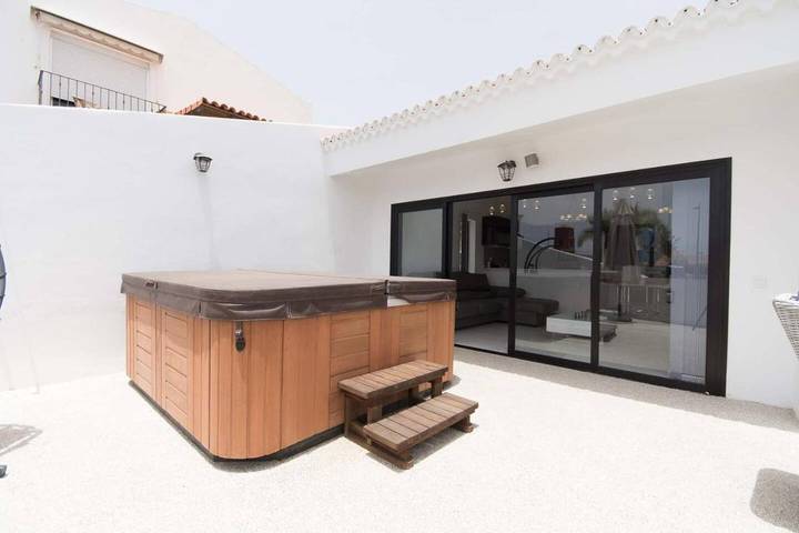 Chalet para 6 personas, con terraza además de jacuzzi y piscina en Costa Adeje